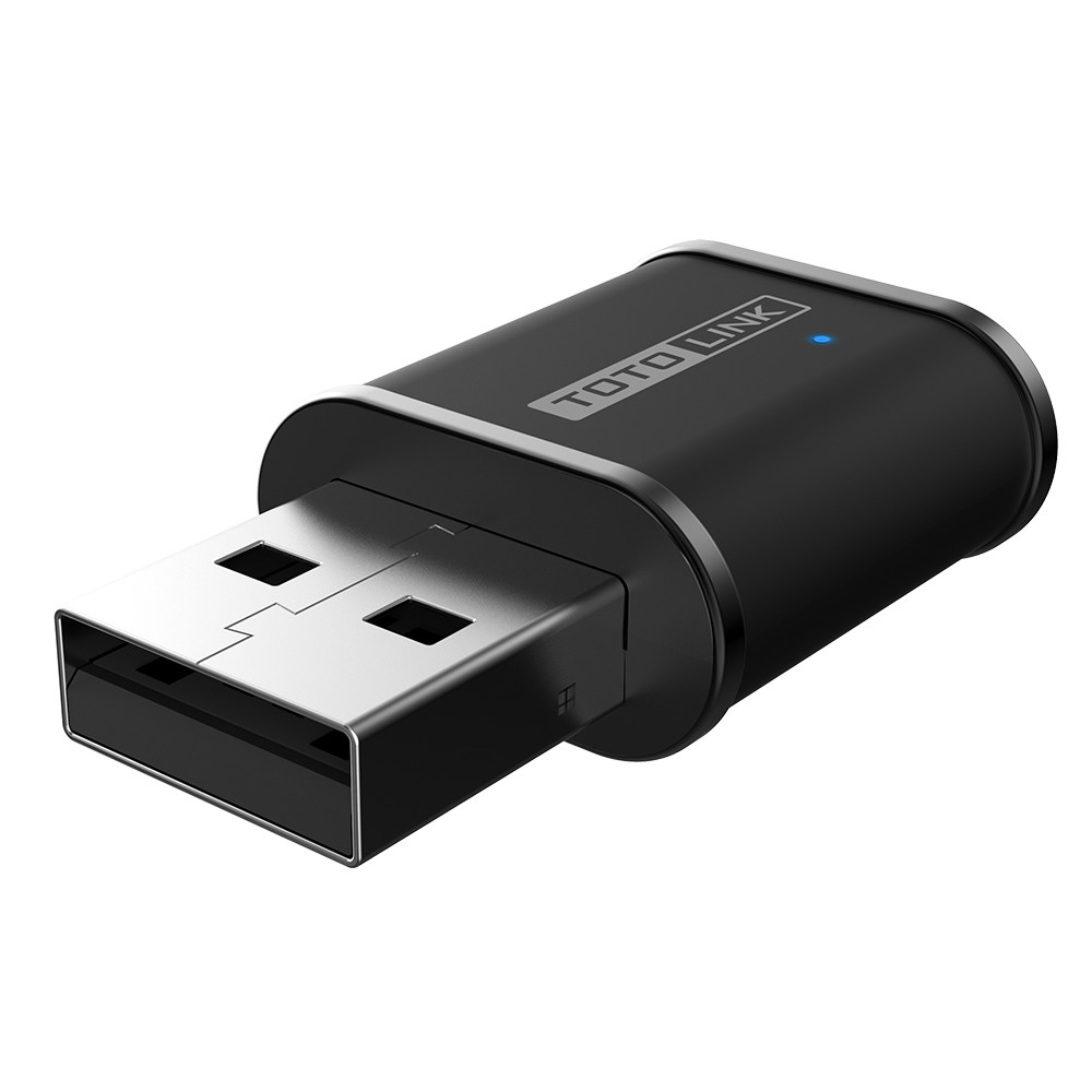 Czarny adapter Wi-Fi USB. Tekst: TOTO LINK. Świeci niebieskie światło. Srebrne złącze USB.