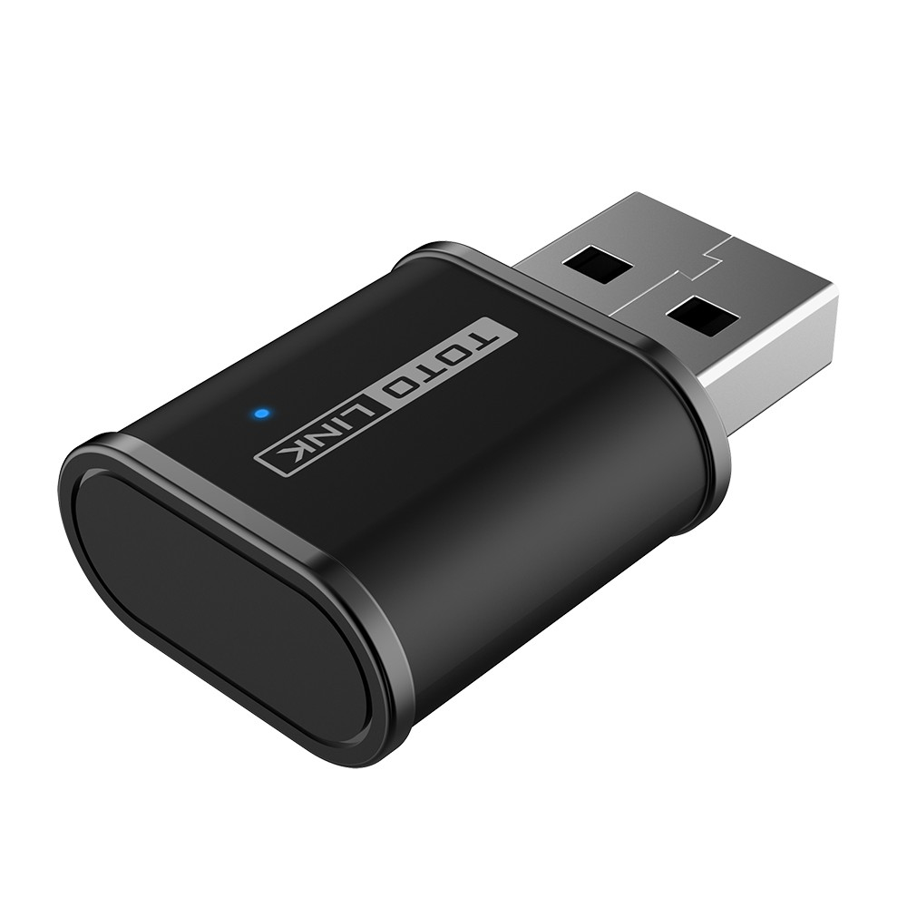 Czarny adapter Wi-Fi USB. Tekst: TOTO LINK. Świeci niebieskie światło. Srebrne złącze USB.