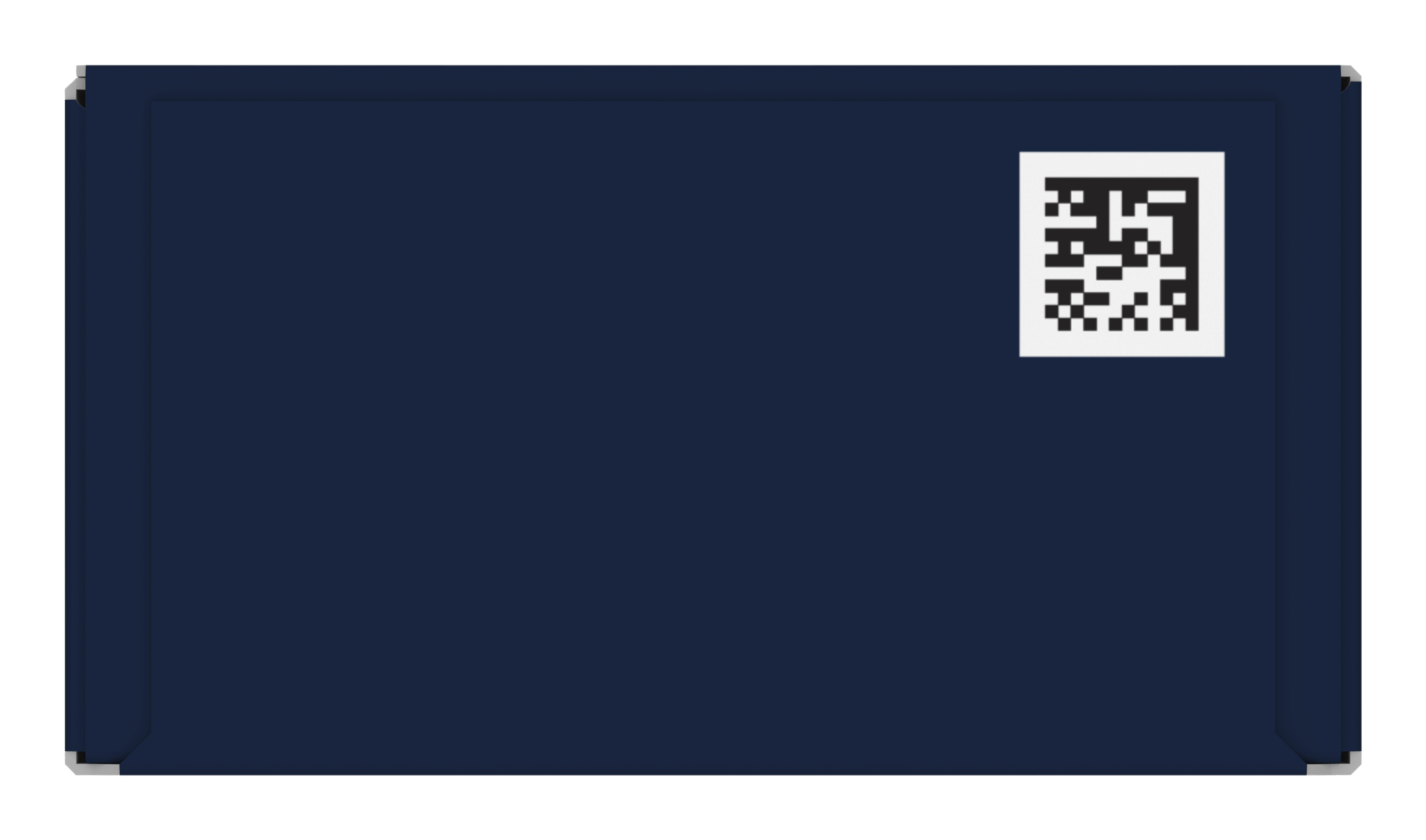 Granatowa koperta z białą naklejką z kodem QR. Białe tło.