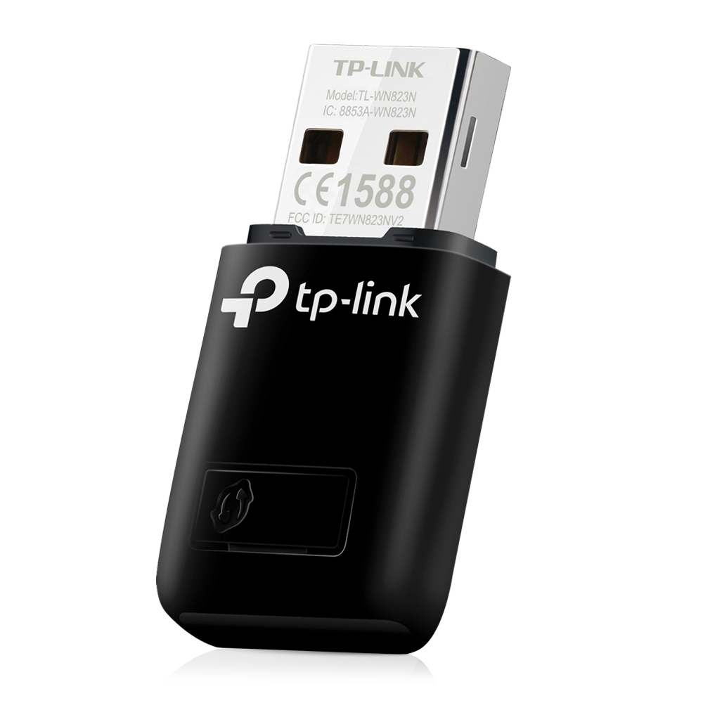 Adattatore wifi USB nero con logo TP-Link bianco. È su sfondo bianco.