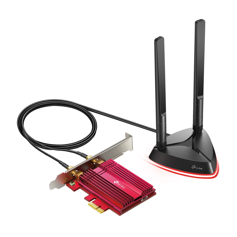 Czerwony adapter Wi-Fi TP-Link z dwiema czarnymi antenami, połączony z czarną podstawą. Białe tło.