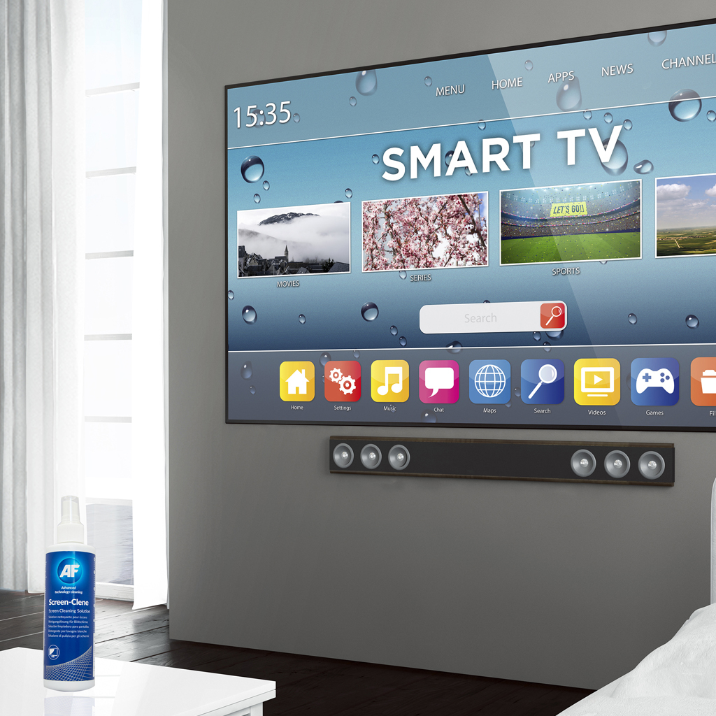 Smart TV wyświetla aplikacje. Środek czyszczący jest na stole po lewej stronie.