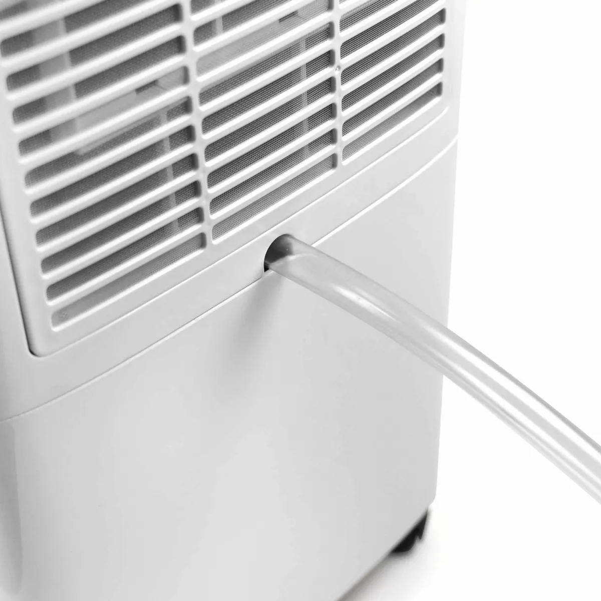 Condizionatore bianco con un tubo trasparente che si estende dal lato.
