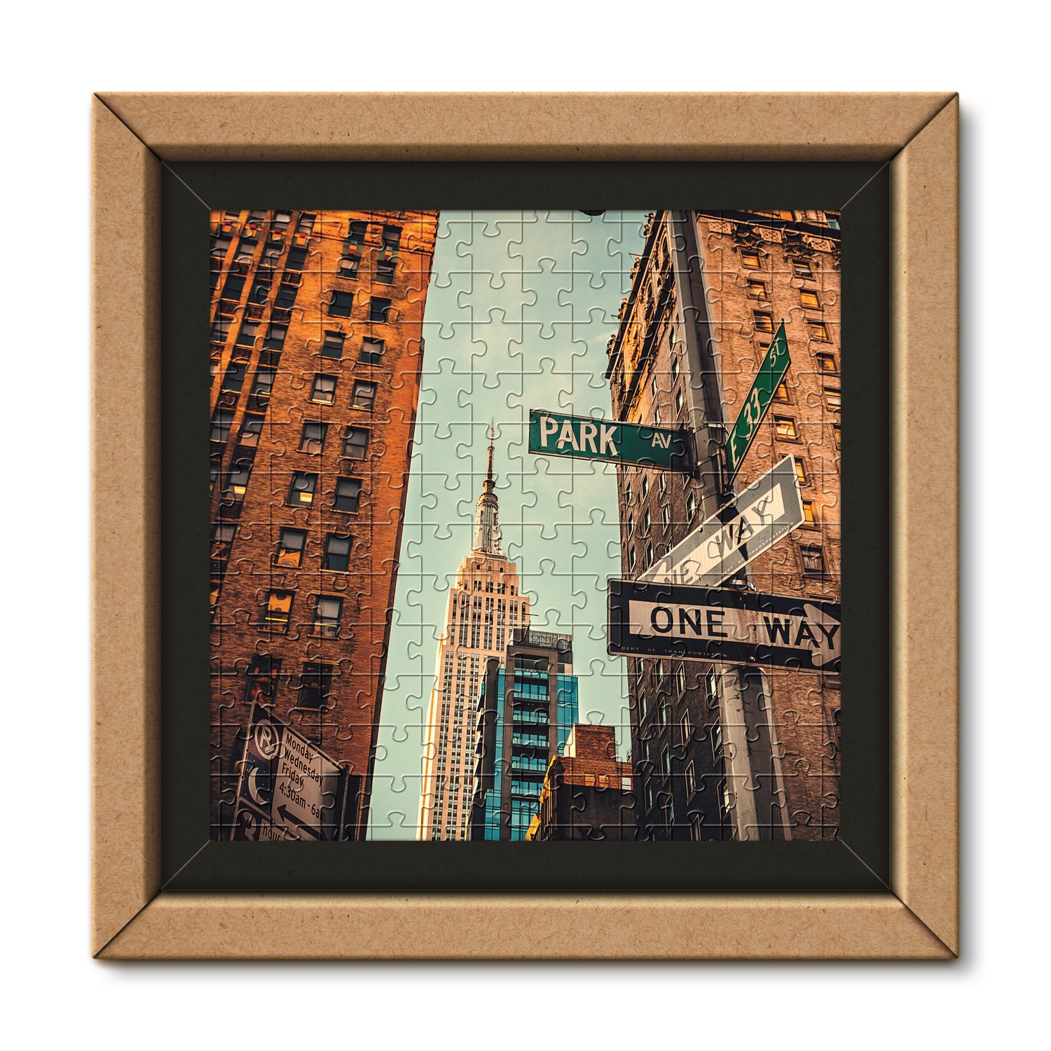 Puzzle Nowego Jorku w ramie, pokazujący budynki, znaki drogowe i Empire State Building.