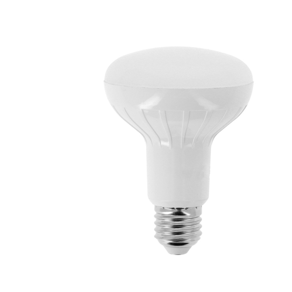 Lampadina LED bianca con parte superiore ampia e arrotondata e base argentata, isolata su sfondo bianco.