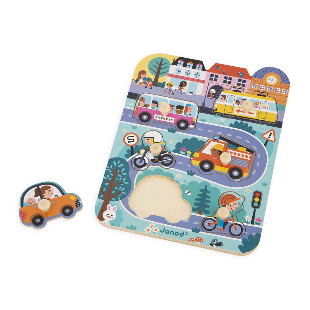 Drewniane puzzle przedstawiające pojazdy na drodze: autobus, samochód, wóz strażacki, motocykl, rower. Białe tło.