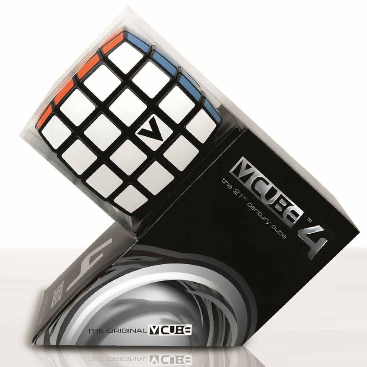 Kostka Rubika w przezroczystym plastikowym etui z czarno-srebrnym pudełkiem. Kostka ma symbol V.