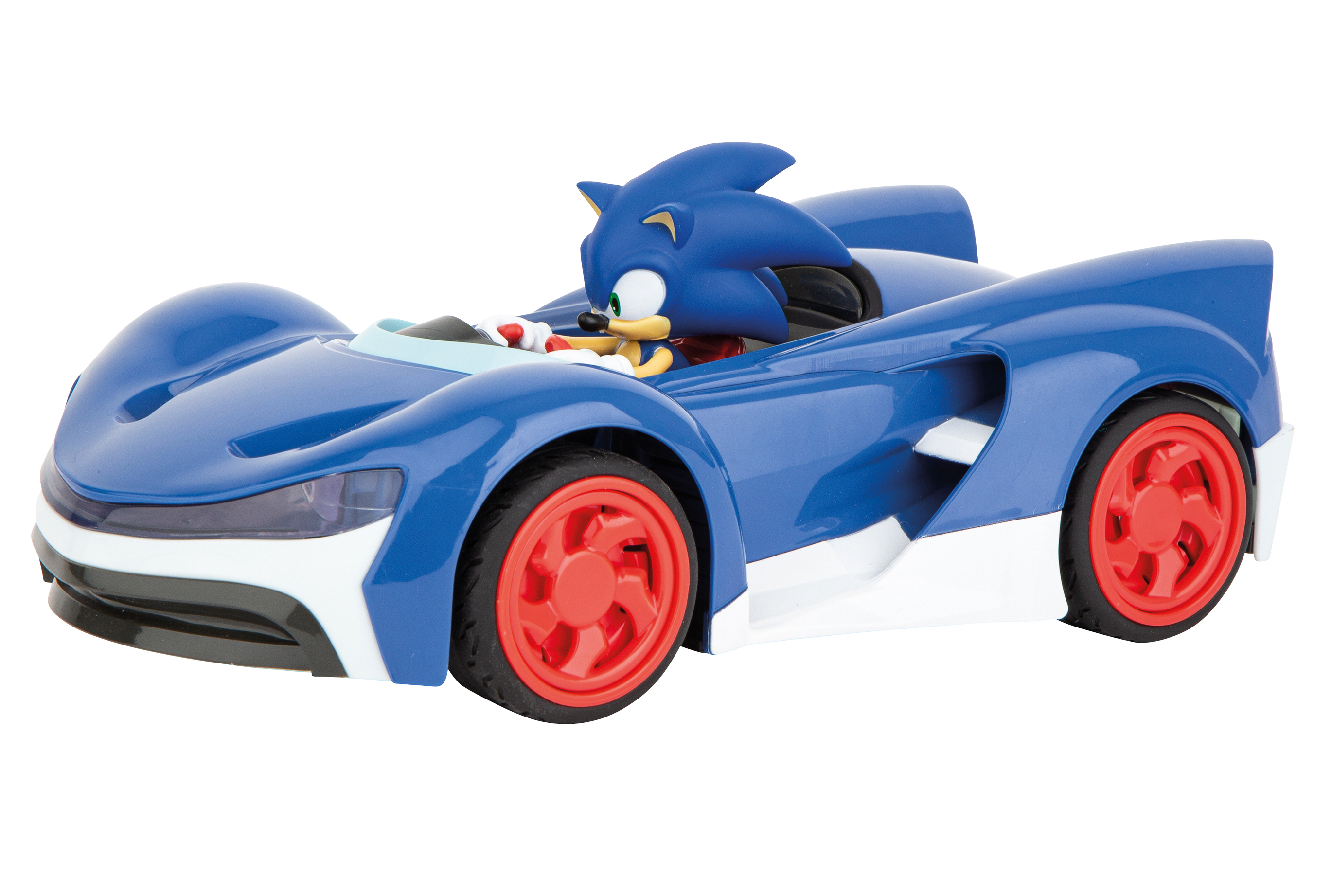 Niebieska zabawka samochód Sonic the Hedgehog. Sonic prowadzi samochód, który jest niebieski, czerwony i biały. Białe tło.