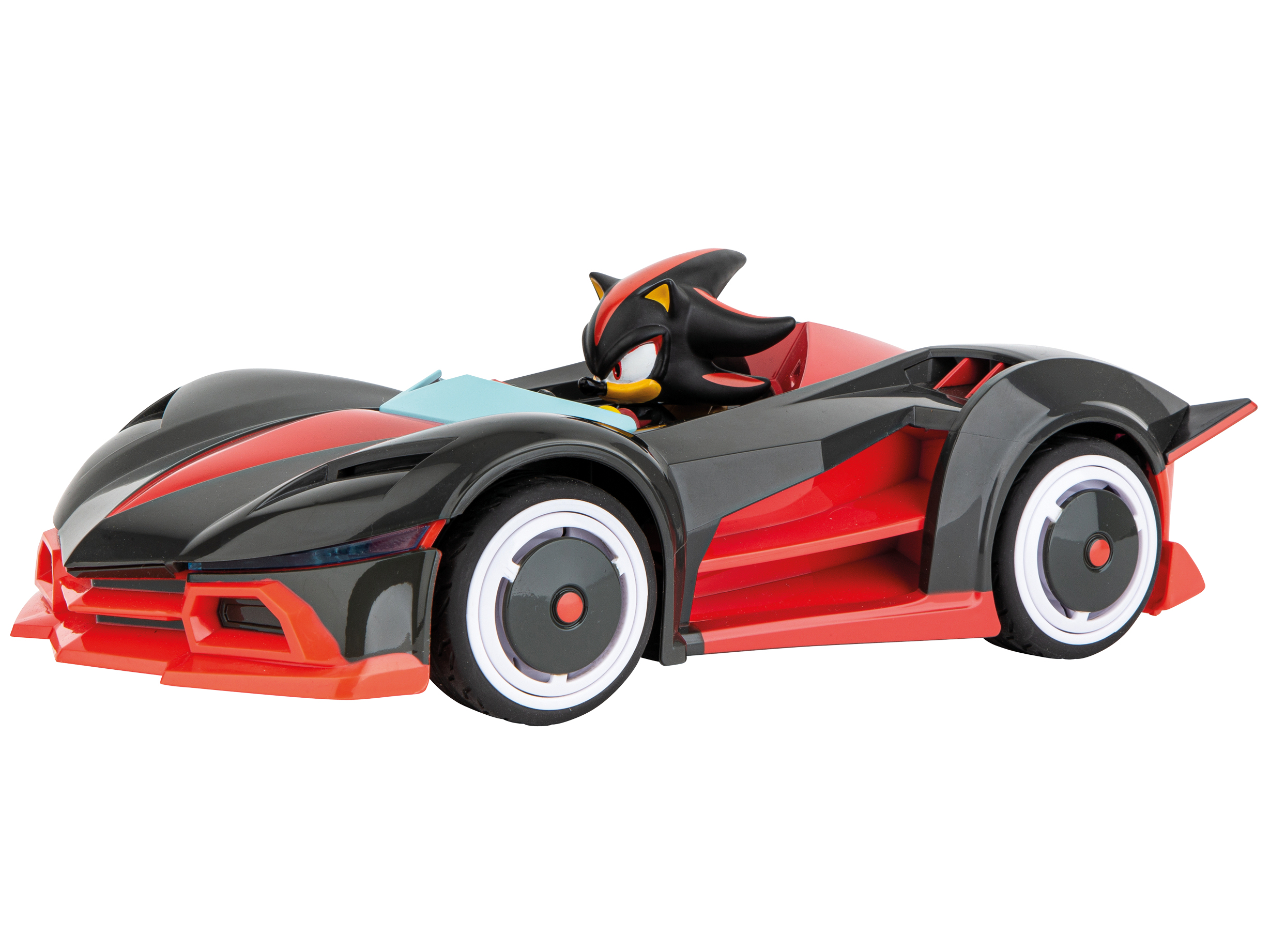 Czarna i czerwona zabawka samochód Shadow the Hedgehog. Shadow prowadzi samochód, który jest czarny i czerwony. Białe tło.