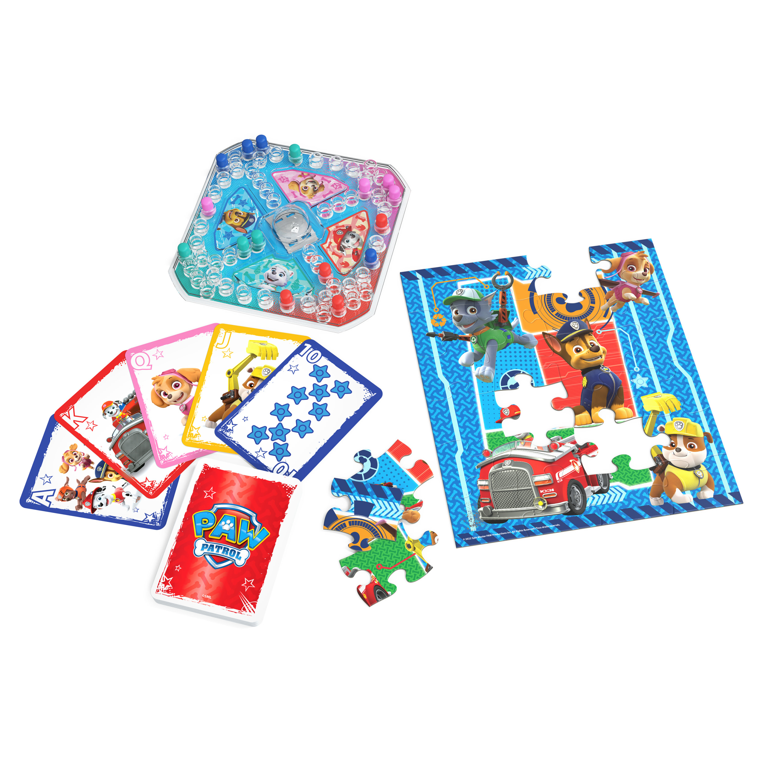 Paw Patrol puzzelstukjes, kaarten en een spel zijn gerangschikt op een wit oppervlak.