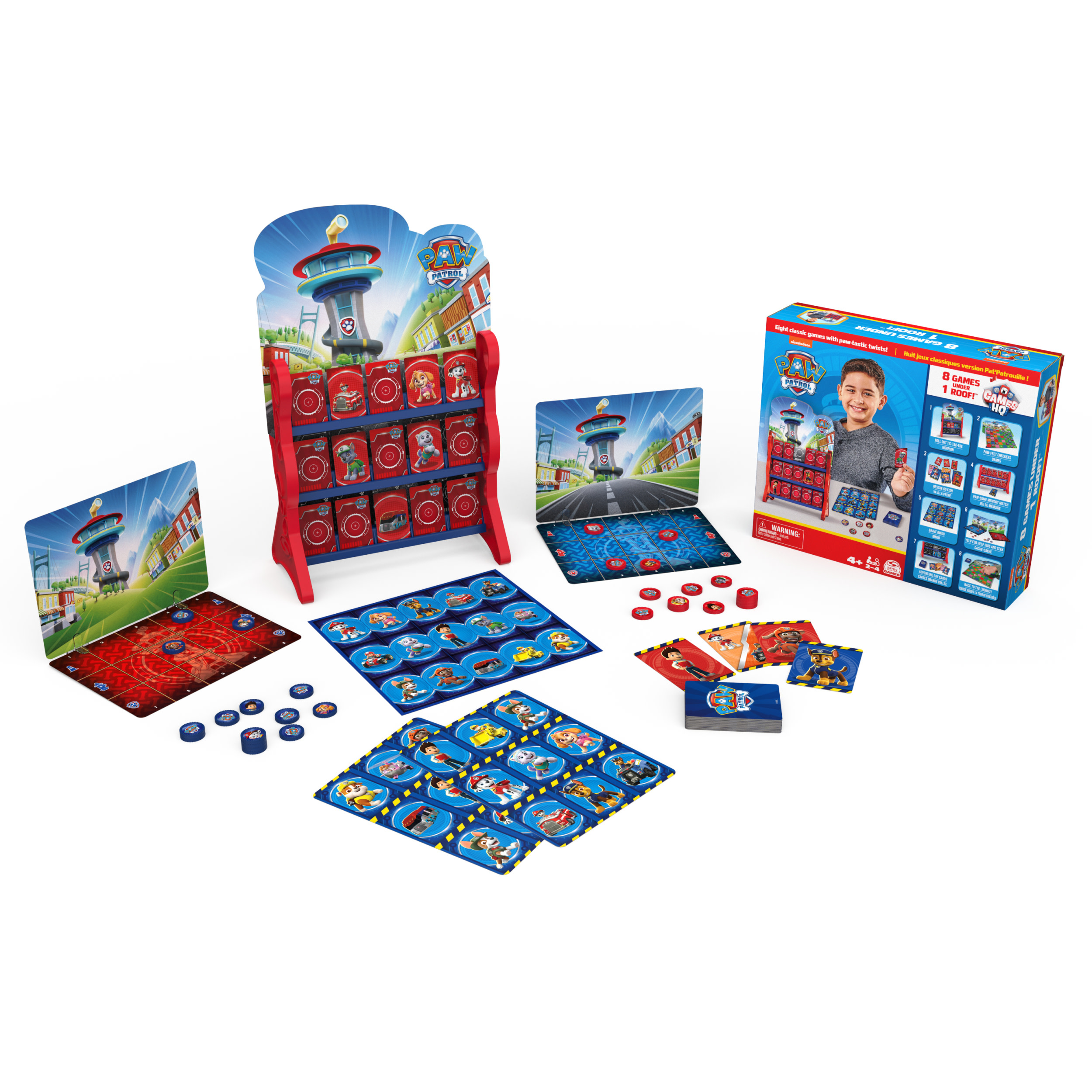 Paw Patrol Brettspiel-Setup: Karten, Spielbretter und eine Box sind angeordnet, mit einem Jungen auf der Box abgebildet.