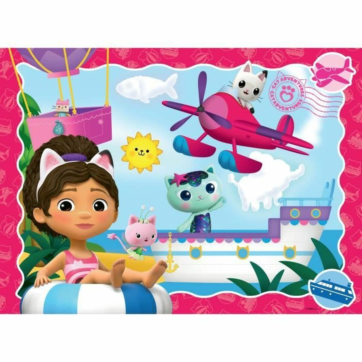 Una scena a cartoni animati con Gabby, un aereo rosa, una barca, il sole e un gatto. Tutto su sfondo rosa.