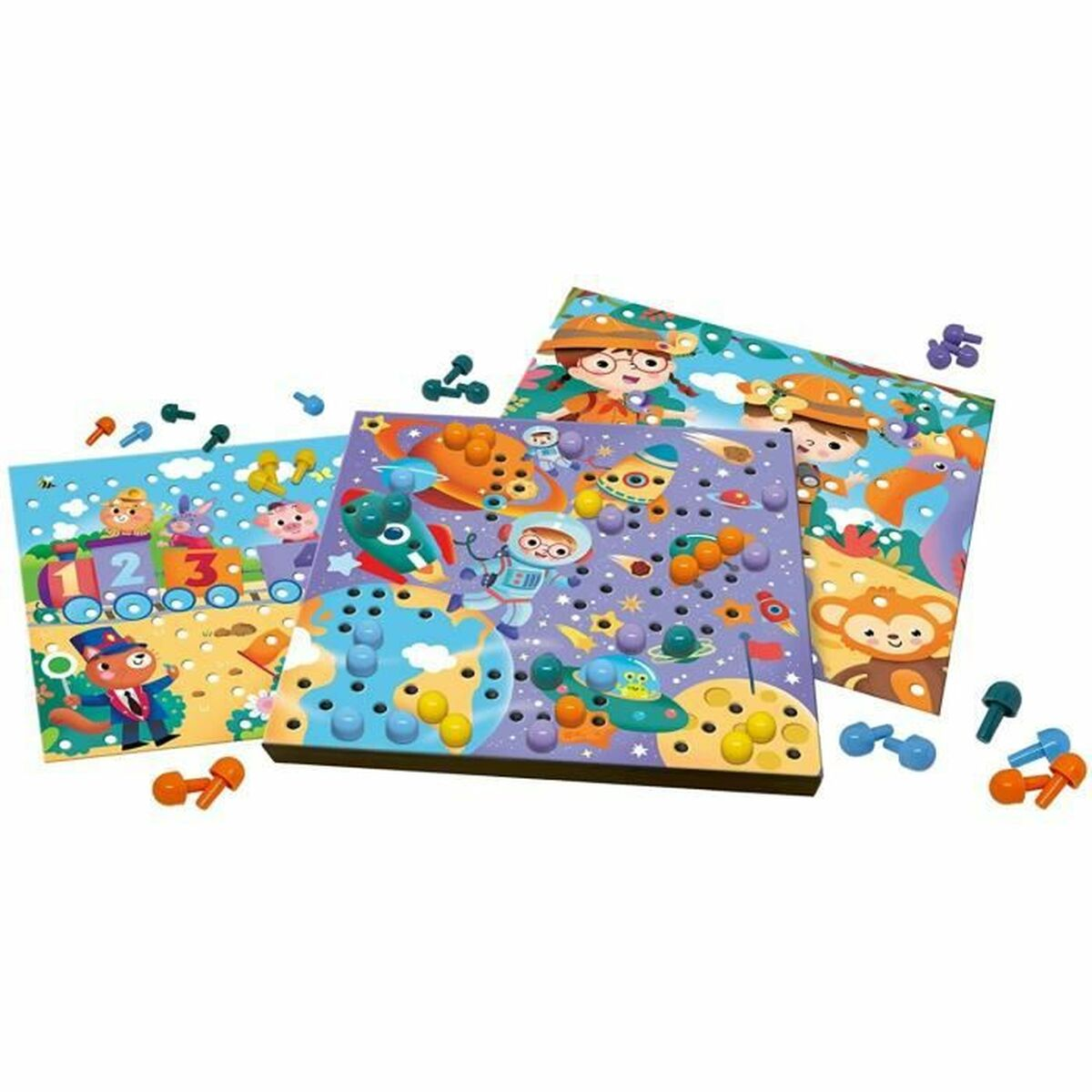 Tre tabelloni di gioco con pioli. Ogni tabellone ha un design colorato diverso con animali e forme.