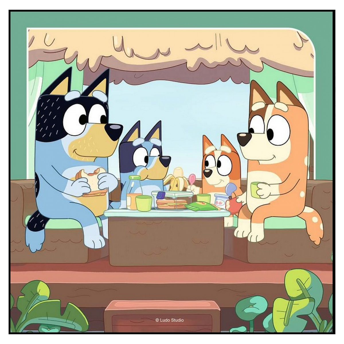 Obrazek z puzzli z Bluey. Rodzina Heelerów siedzi przy stole z jedzeniem. Drzewo jest nad nimi.