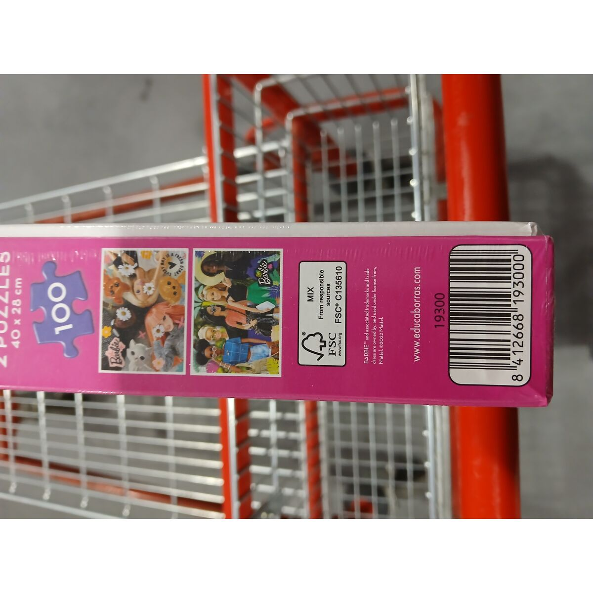 Widok z boku pudełka z puzzlami. Przedstawia obrazek układanki z motywem Barbie.