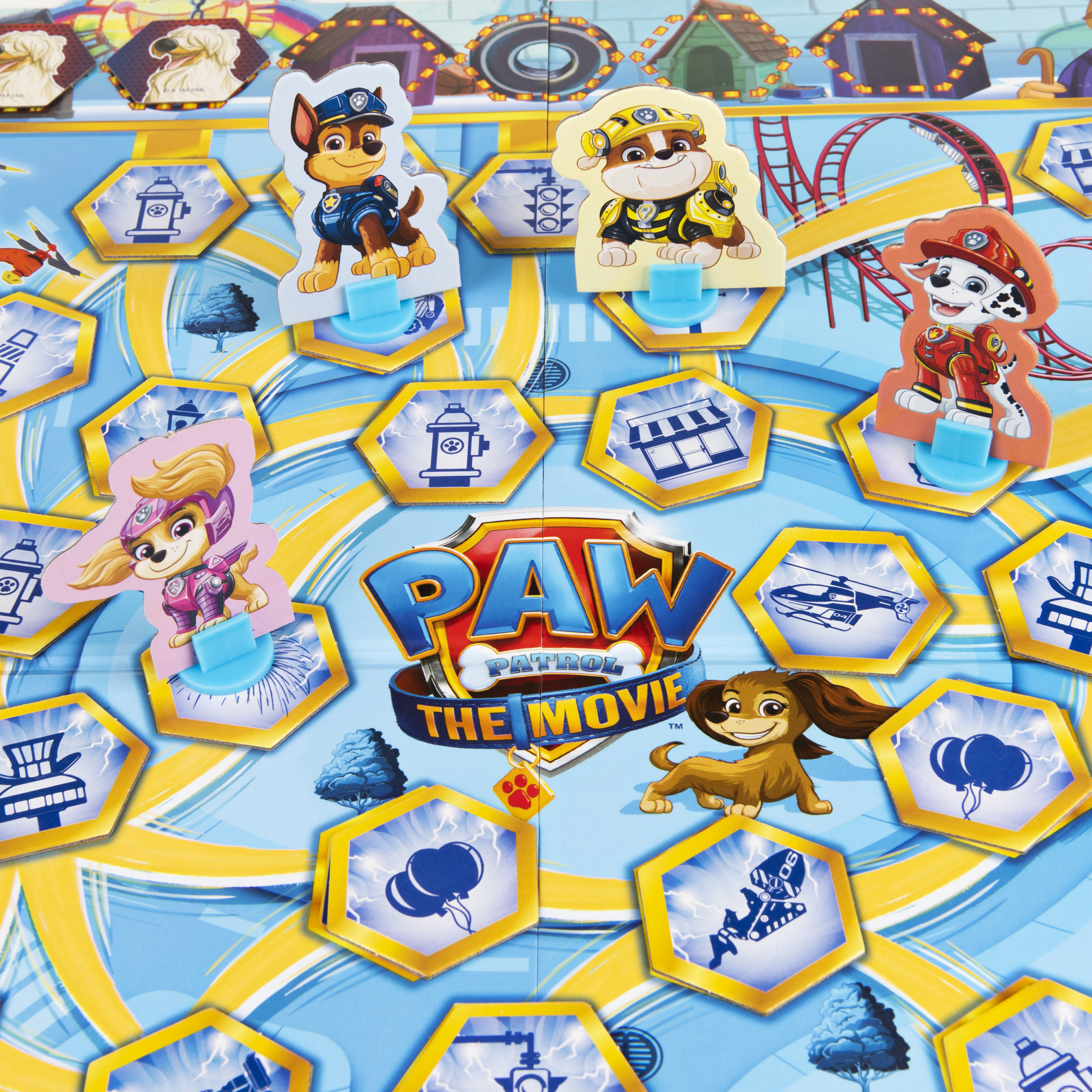 Paw Patrol Spielbrett mit Charakteren und Symbolen auf sechseckigen Kacheln. Enthält Paw Patrol Logo und Filmtitel.