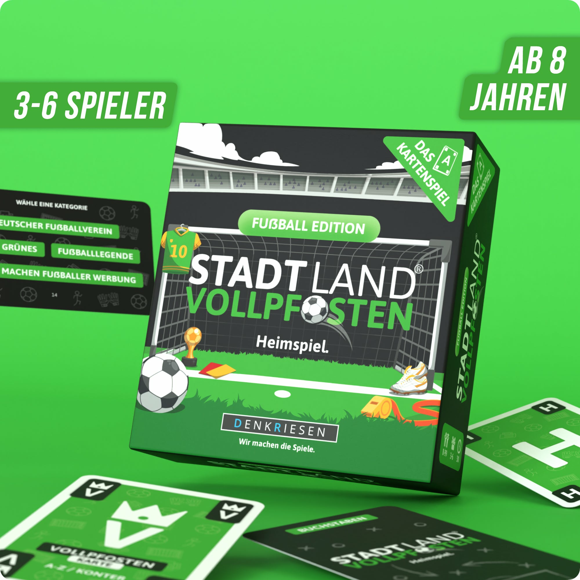 Gioco di calcio in scatola con carte e testo. Tema calcio, con campo verde e pezzi del gioco.