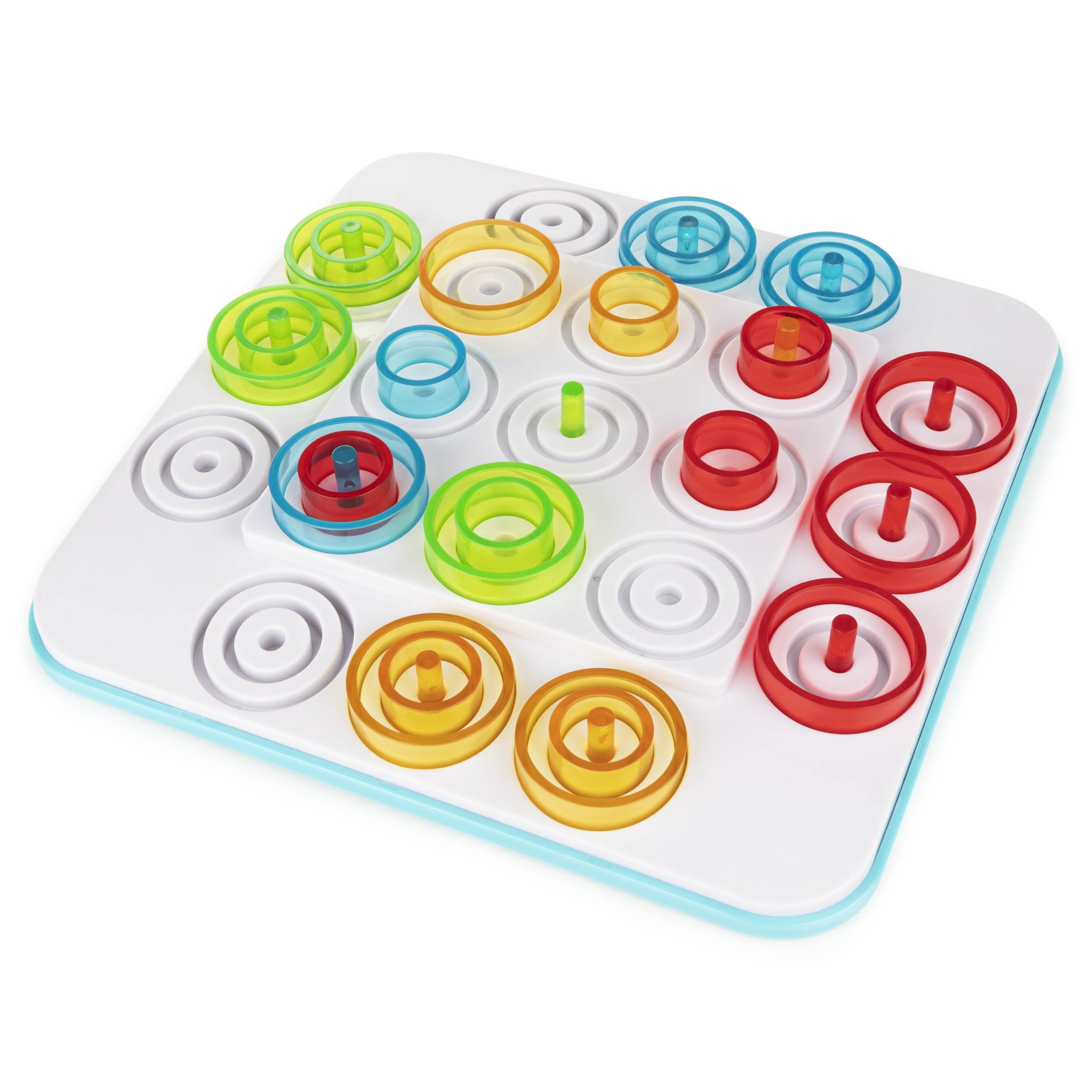 Ein weißes Brettspiel mit bunten Ringen, die auf Stiften gestapelt sind. Das Spiel ist auf weißem Untergrund.