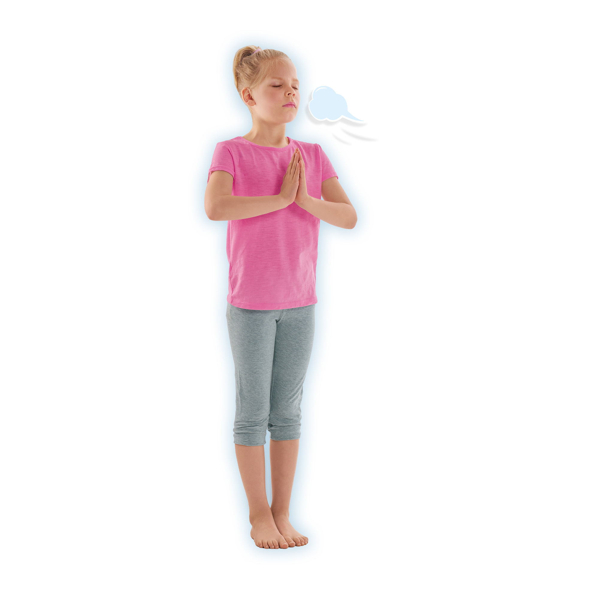 Ein junges Mädchen in rosa Oberteil und grauer Leggings meditiert mit gefalteten Händen.