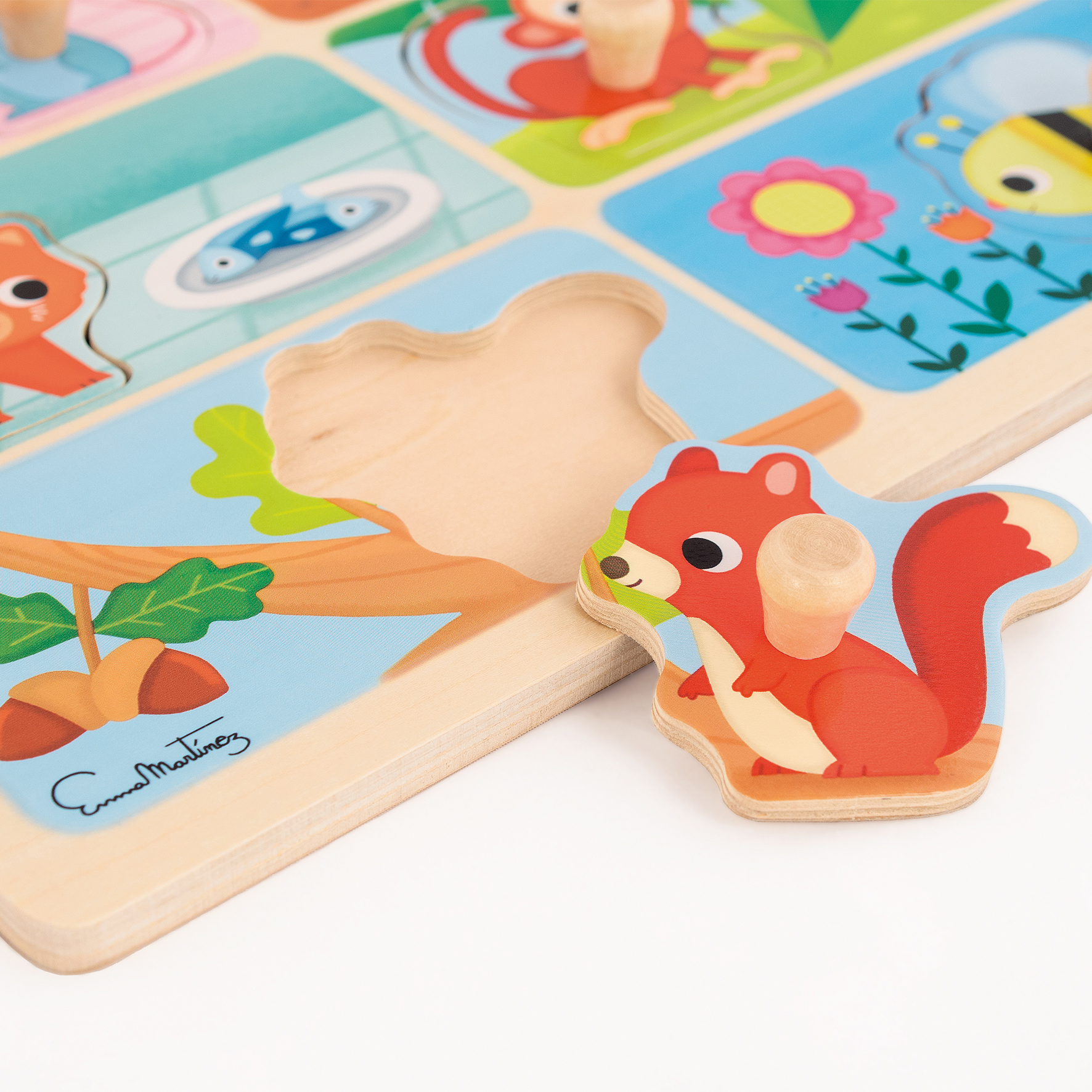 Houten puzzel met een eekhoornstuk op een tak, onvolledig, met andere dierfiguren.