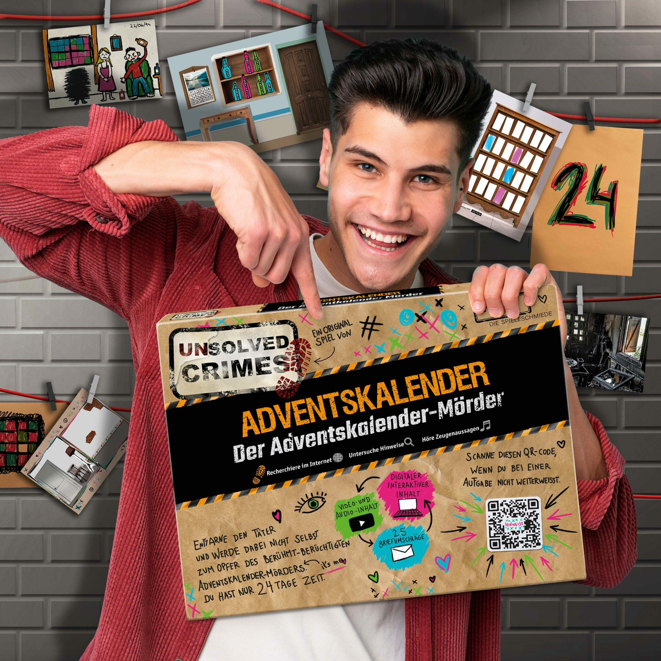Ein Mann hält einen Adventskalender. An der Wand befinden sich verschiedene Tatortfotos und Zeichnungen.