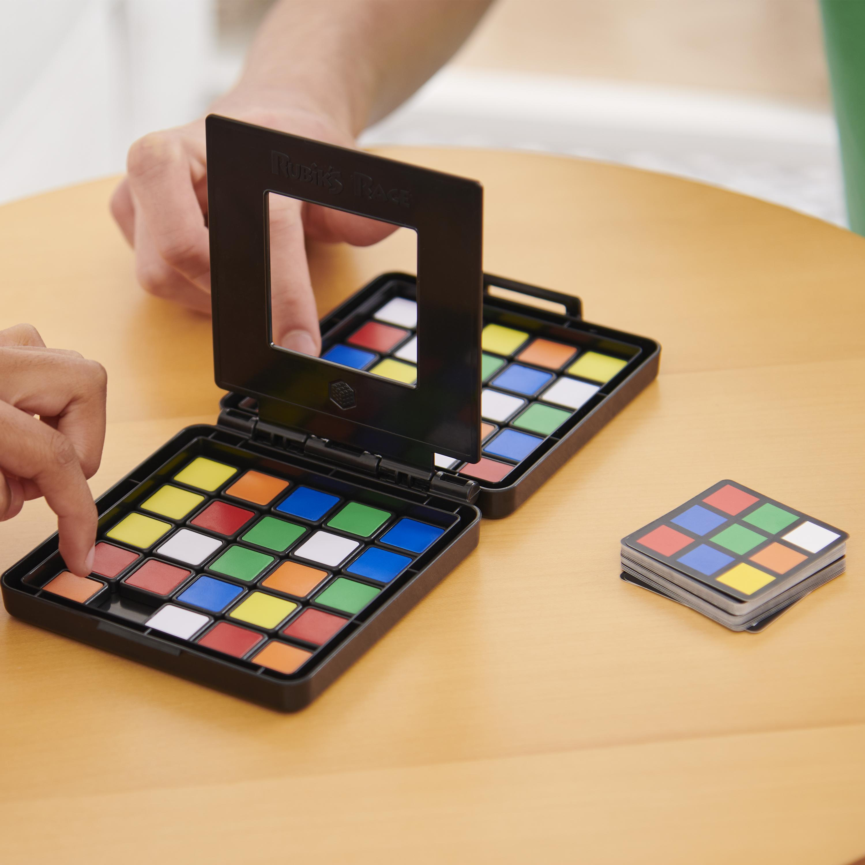 Ręce grające w grę kostki Rubika na stole.