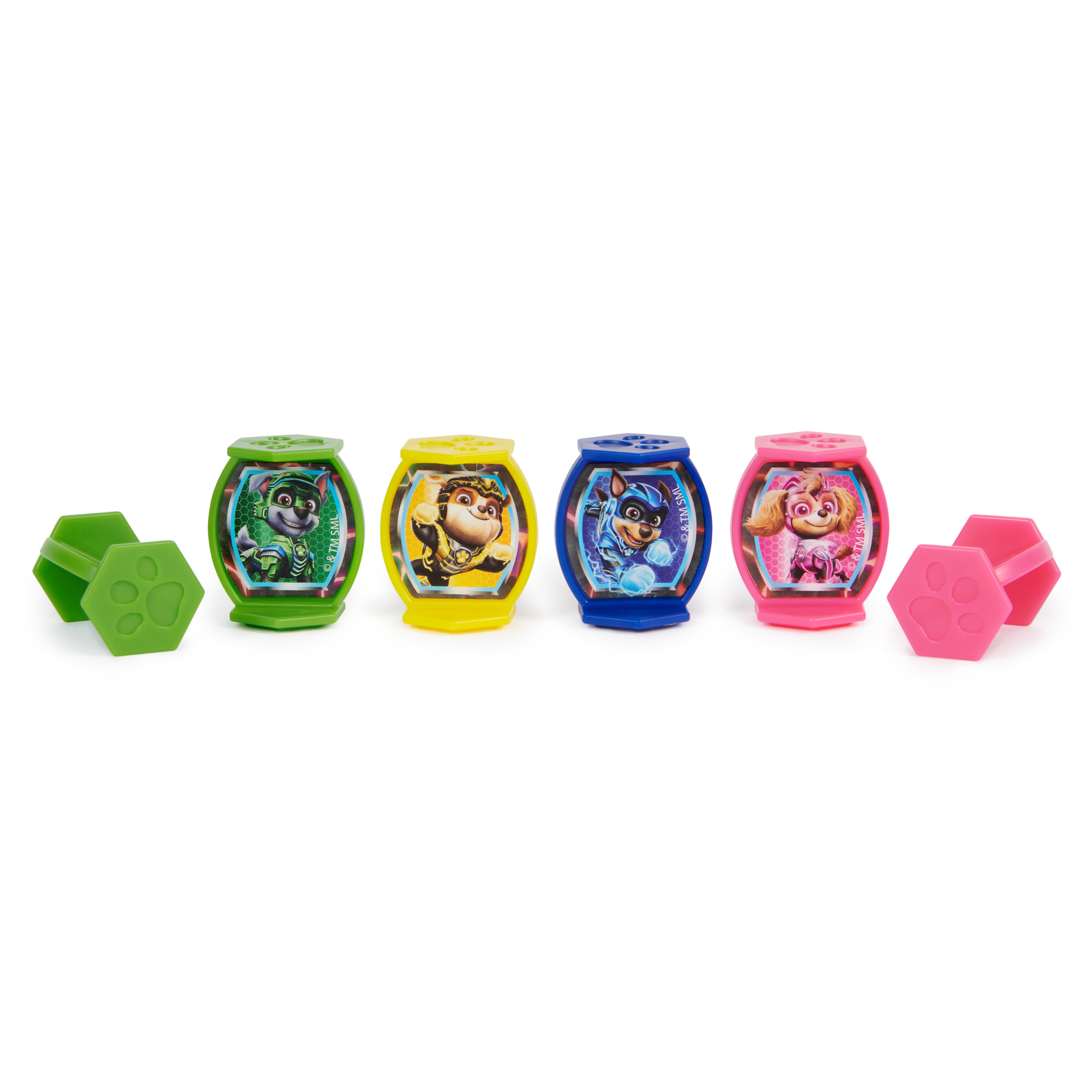 Spielsteine mit Paw Patrol Charakteren. Die Teile sind in einer Reihe auf einer weißen Oberfläche.