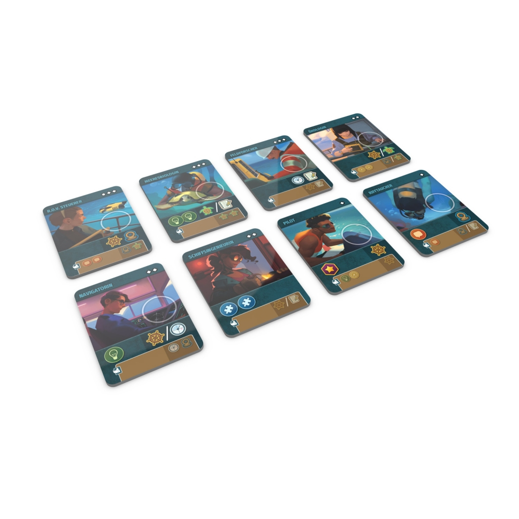 Un set di carte da gioco con immagini colorate e testo, su una superficie bianca.