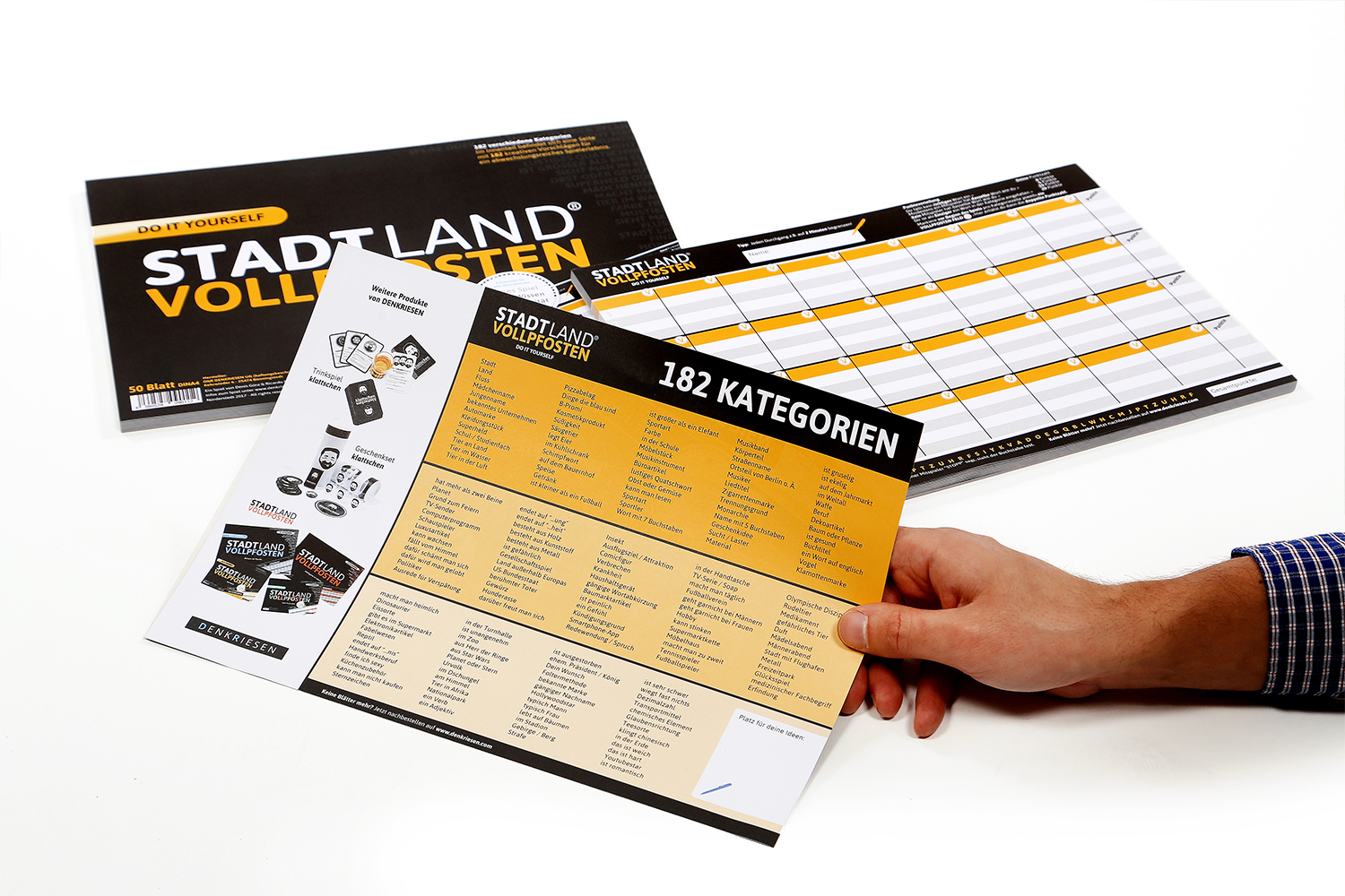 Die Hand einer Person hält einen Flyer mit Text und Grafiken auf weißem Untergrund.