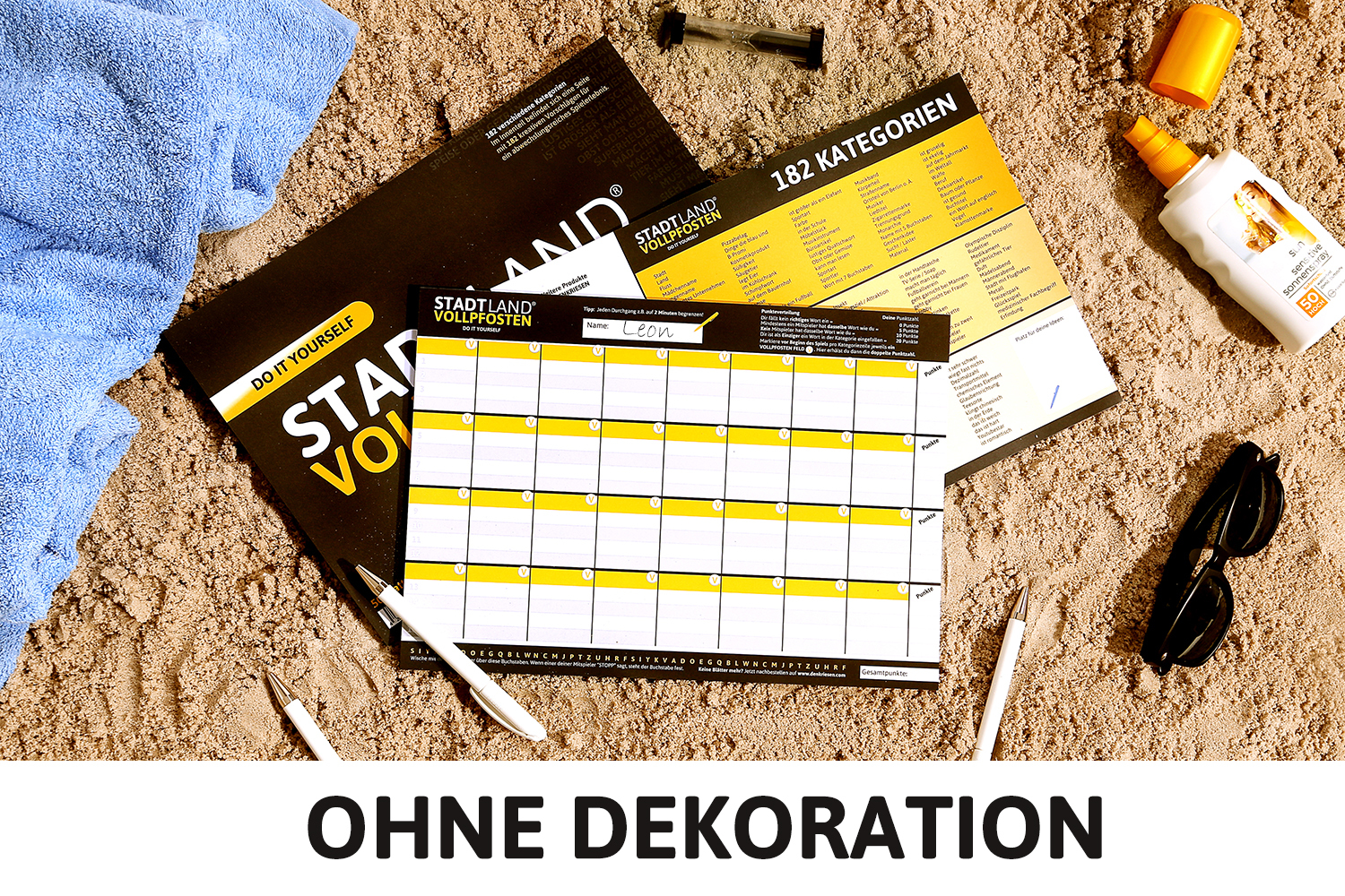 Strandszene mit Dokumenten, Sonnencreme und Sonnenbrille auf Sand. Der Text 'Ohne Dekoration' steht unten.