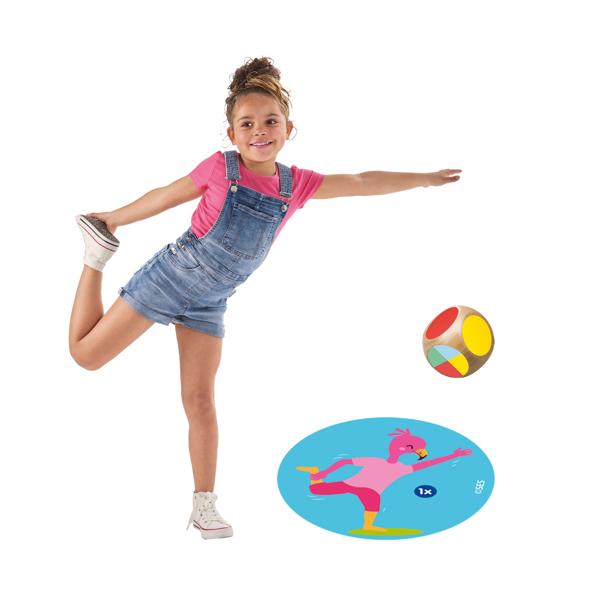 Een meisje balanceert op één been, een dobbelsteen en een flamingo-afbeelding. Witte achtergrond.