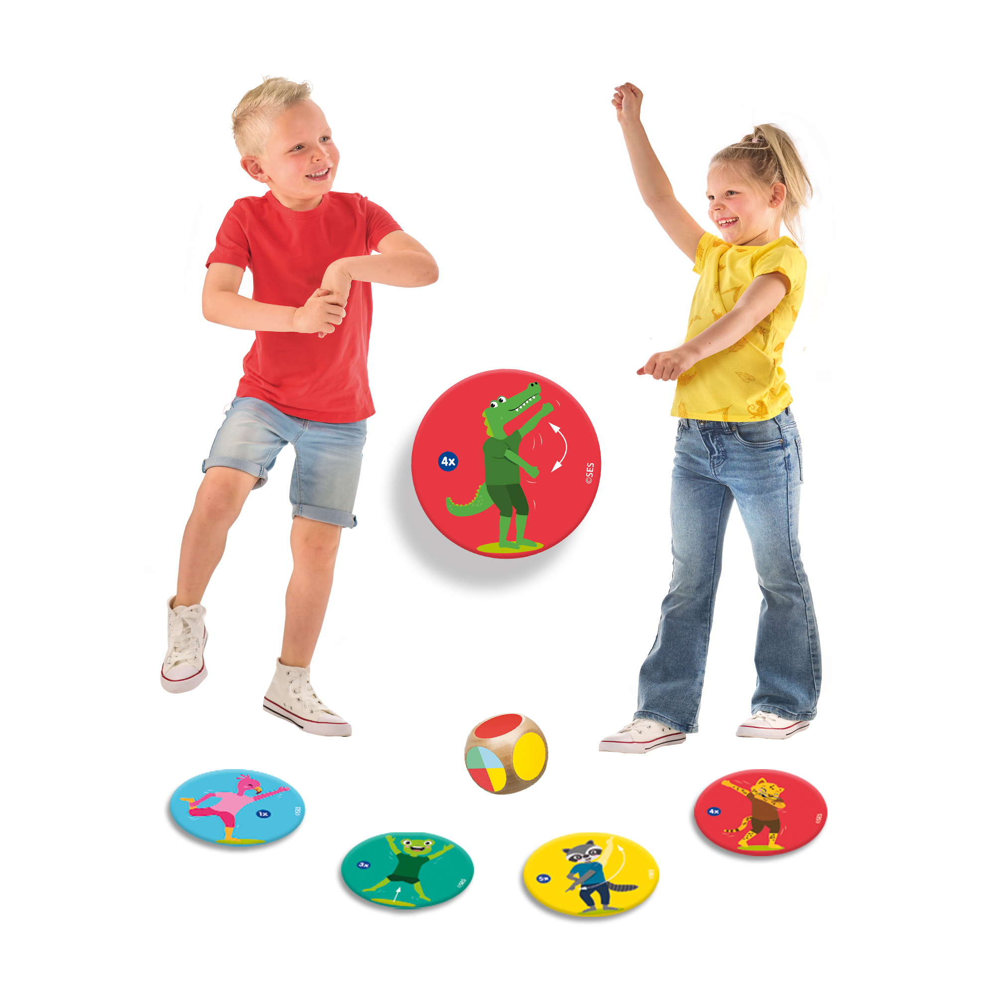 Twee kinderen spelen met een draaispel met cartoonfiguren.