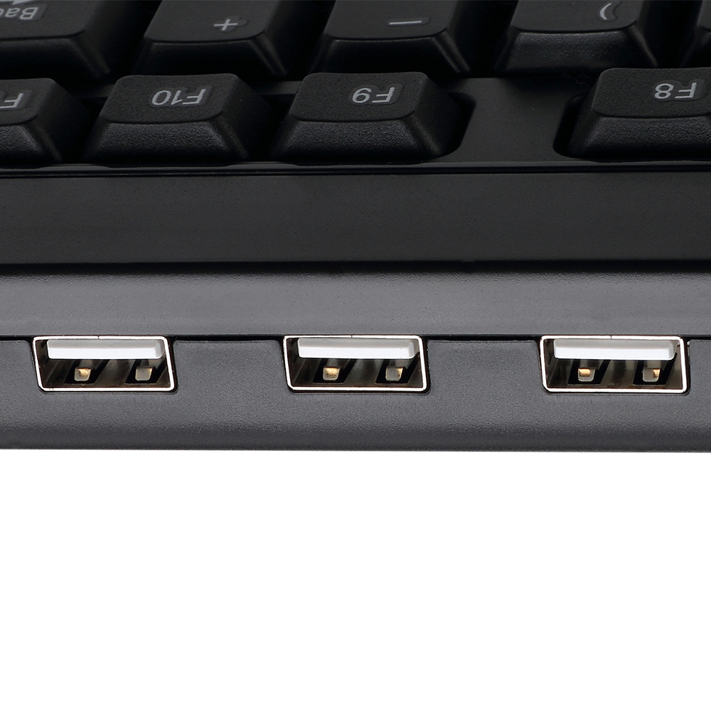 Close-up van drie USB-poorten op een zwart toetsenbord, witte achtergrond.