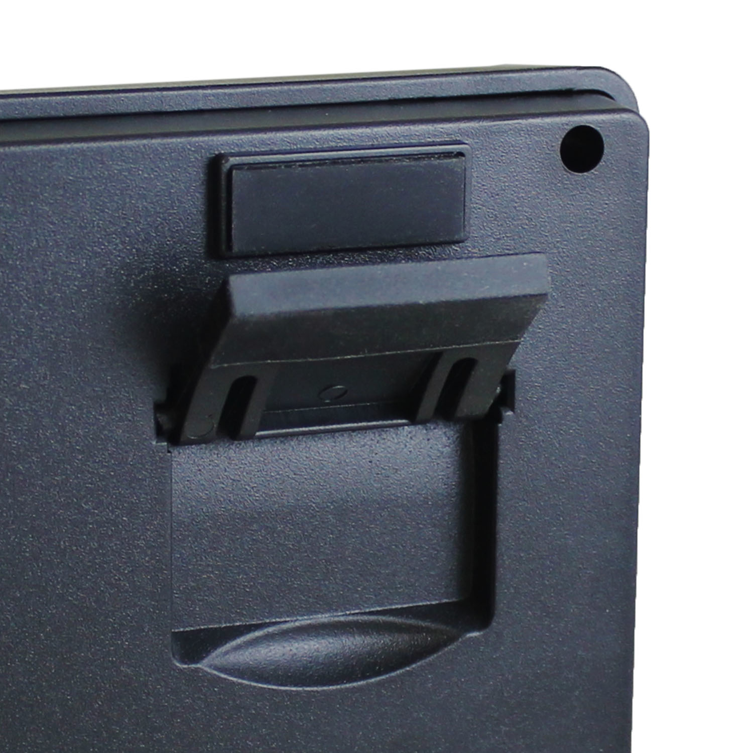 Zwart plastic achterpaneel. Een steunpoot is open. Een klein zwart rechthoekje bovenop.