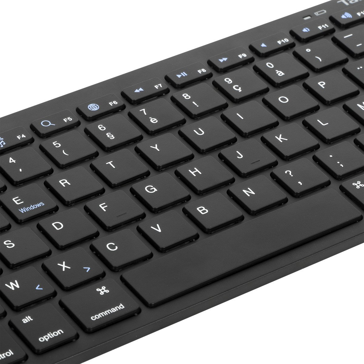 Nahaufnahme von schwarzen Tasten einer drahtlosen Tastatur. Die Tastatur liegt auf einer weißen Oberfläche.