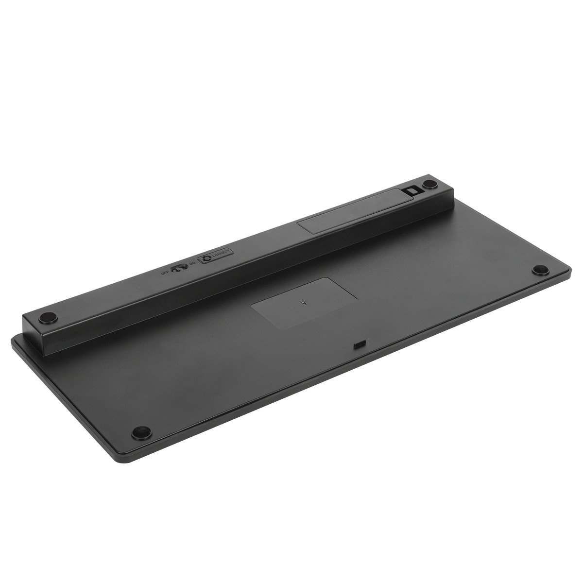 Die Unterseite einer schwarzen, drahtlosen Tastatur mit Gummifüßen. Die Tastatur liegt auf einer weißen Oberfläche.