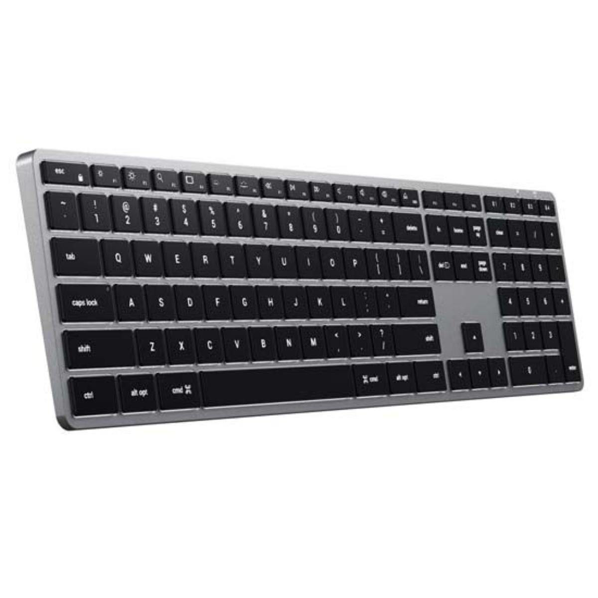 Teclado plateado con teclas negras. El teclado está sobre un fondo blanco, con un ligero ángulo.