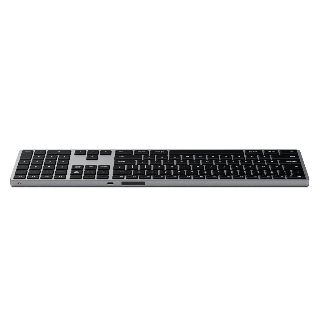 Teclado plateado con teclas negras sobre fondo blanco. El teclado está centrado.