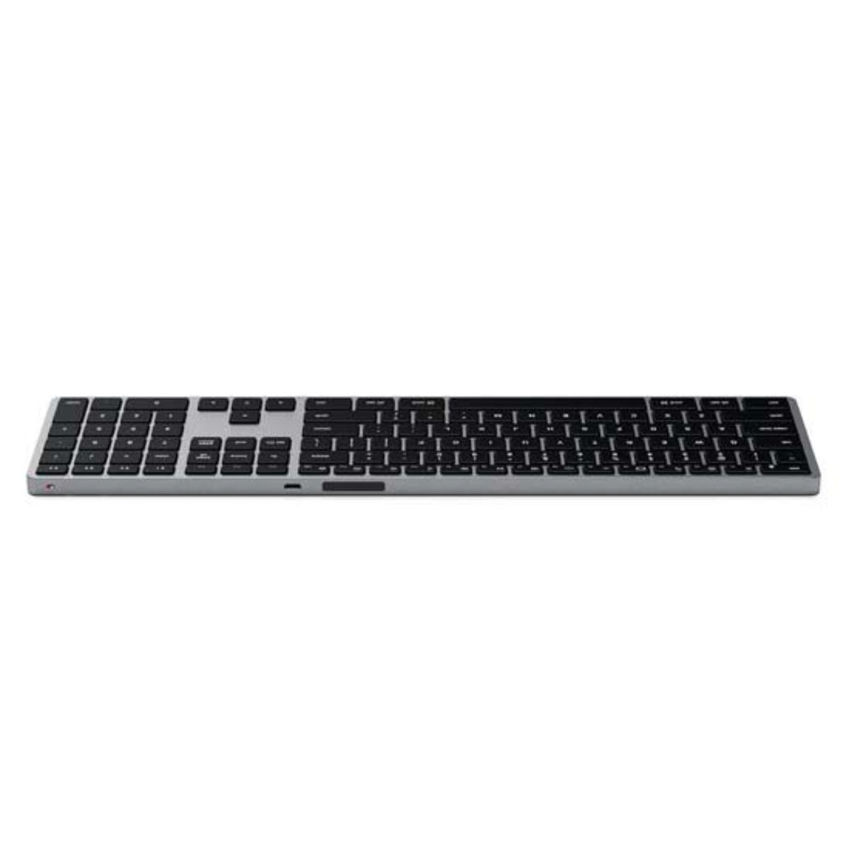 Teclado plateado con teclas negras sobre fondo blanco. El teclado está centrado.