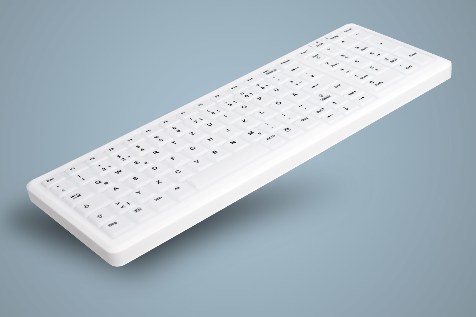 Tastiera bianca su sfondo blu-grigio. I tasti sono bianchi e il layout è standard.