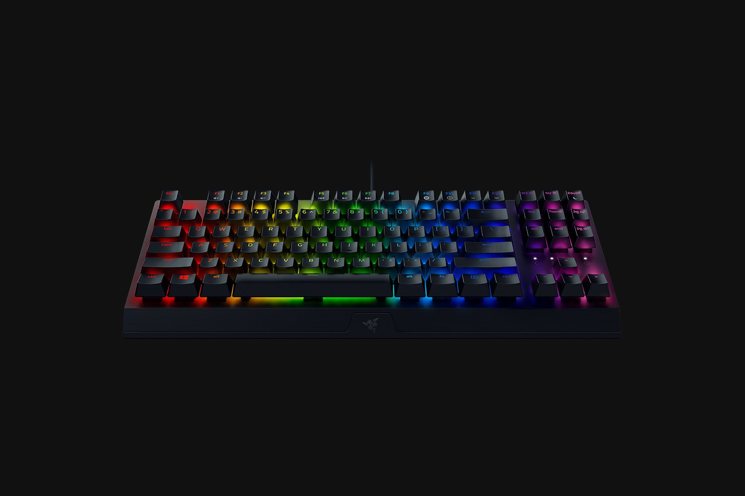 Tastiera gaming nera con tasti arcobaleno. Logo Razer in basso. Sfondo scuro.