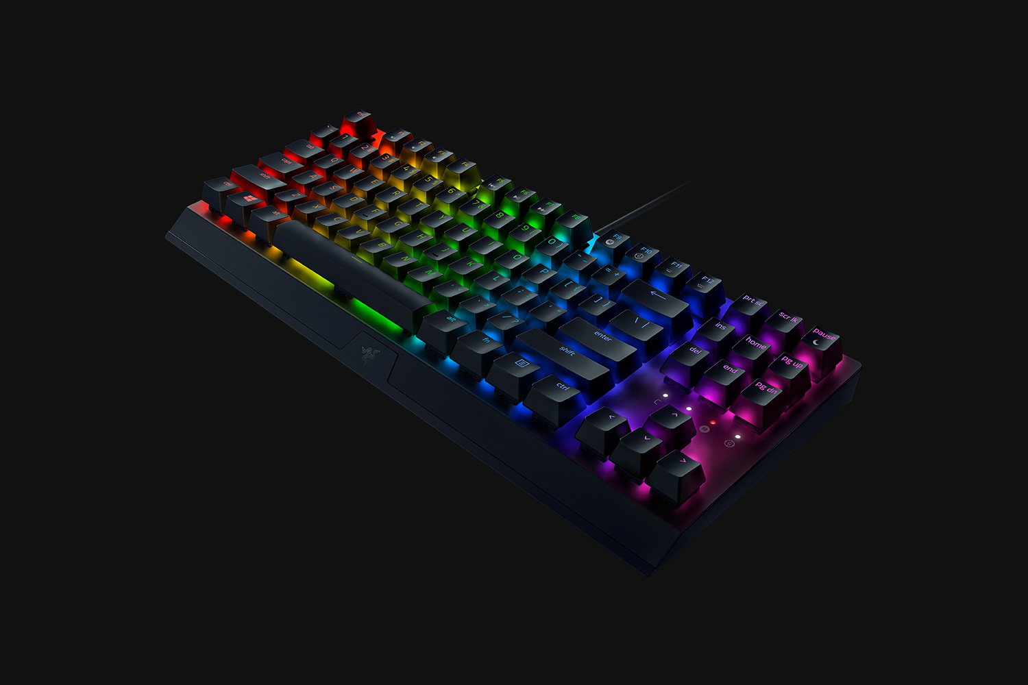 Tastiera gaming nera con tasti arcobaleno. Logo Razer in basso. Sfondo scuro, vista angolata.