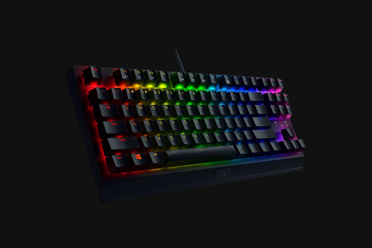 Tastiera nera con tasti retroilluminati arcobaleno, vista angolata, sfondo scuro. Logo Razer.