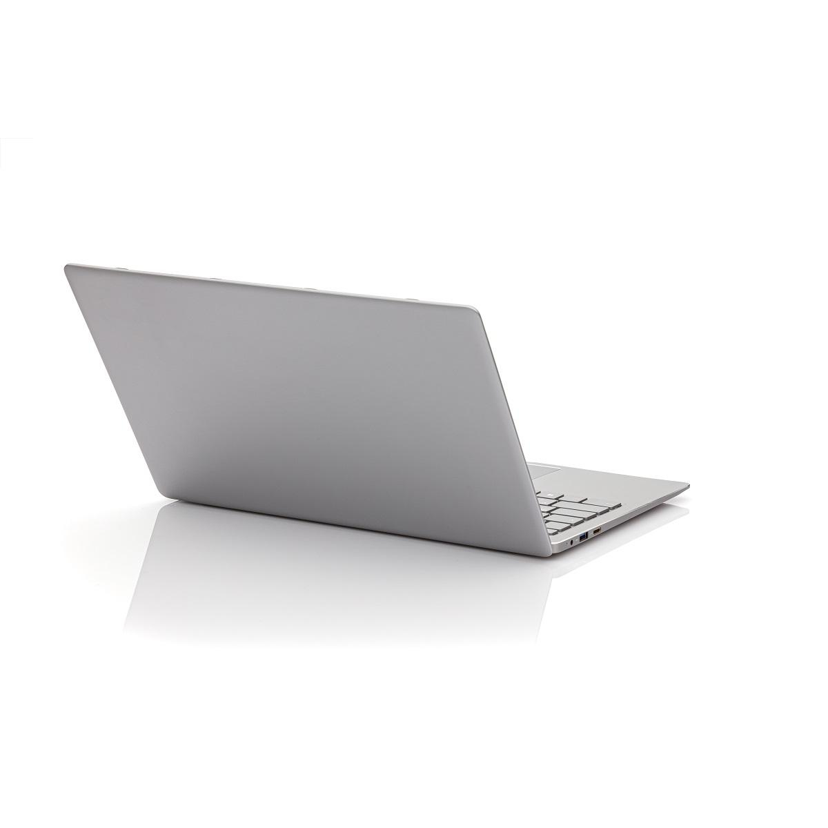 Laptop argento, angolato, chiuso, su sfondo bianco. Vista posteriore.