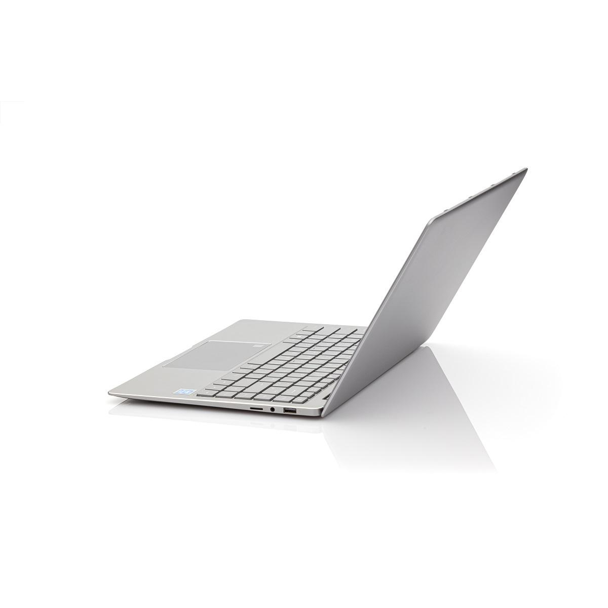 Laptop argentato, aperto. La tastiera e il trackpad sono visibili.