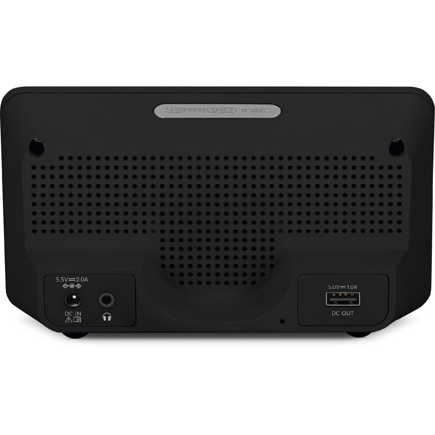 Tył czarnego radia. Posiada porty i kratkę głośnika. Etykieta Snooze/Dimmer powyżej.