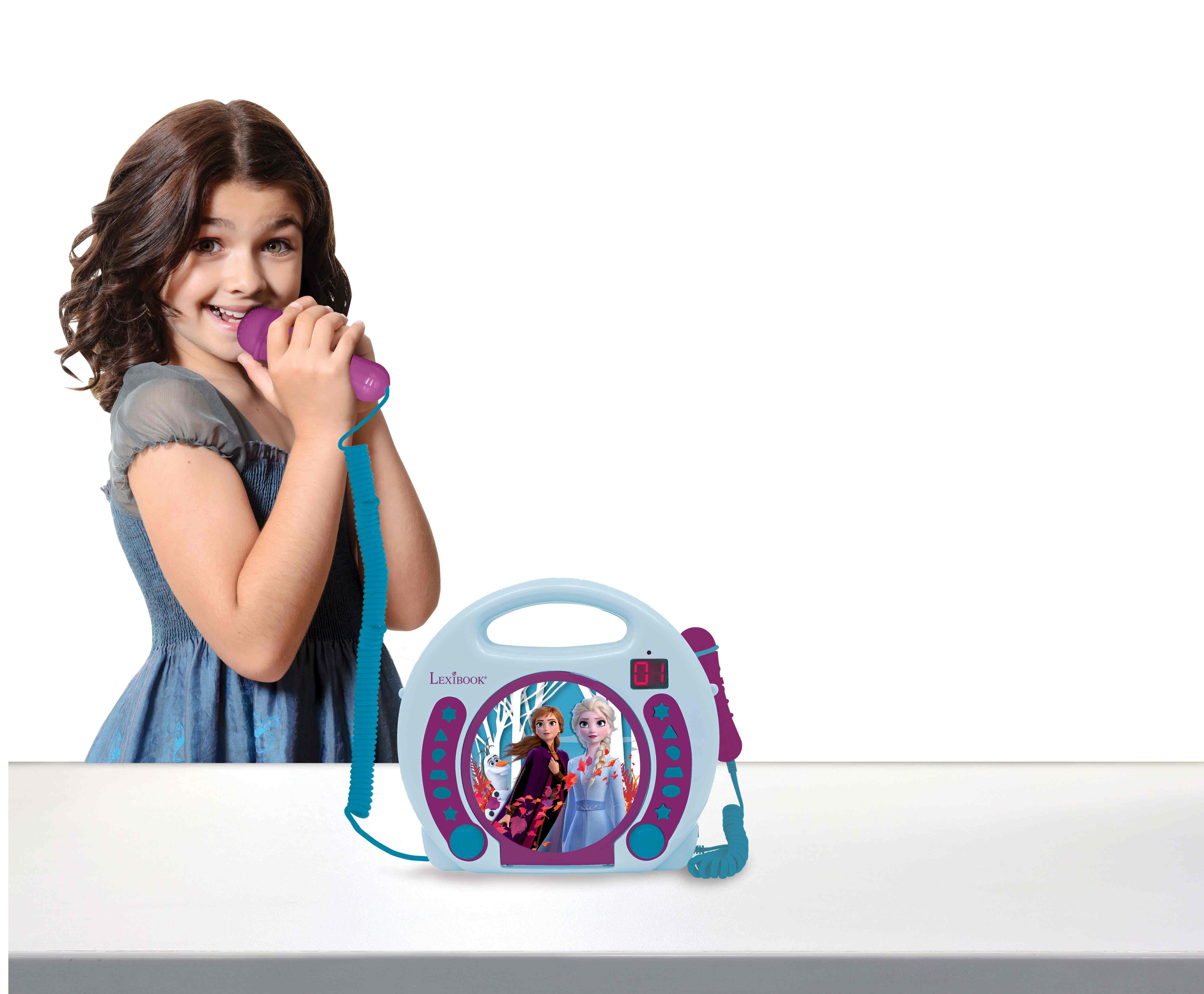 Młoda dziewczyna trzymająca fioletowy mikrofon śpiewa w stronę maszyny do karaoke Lexibook Frozen.