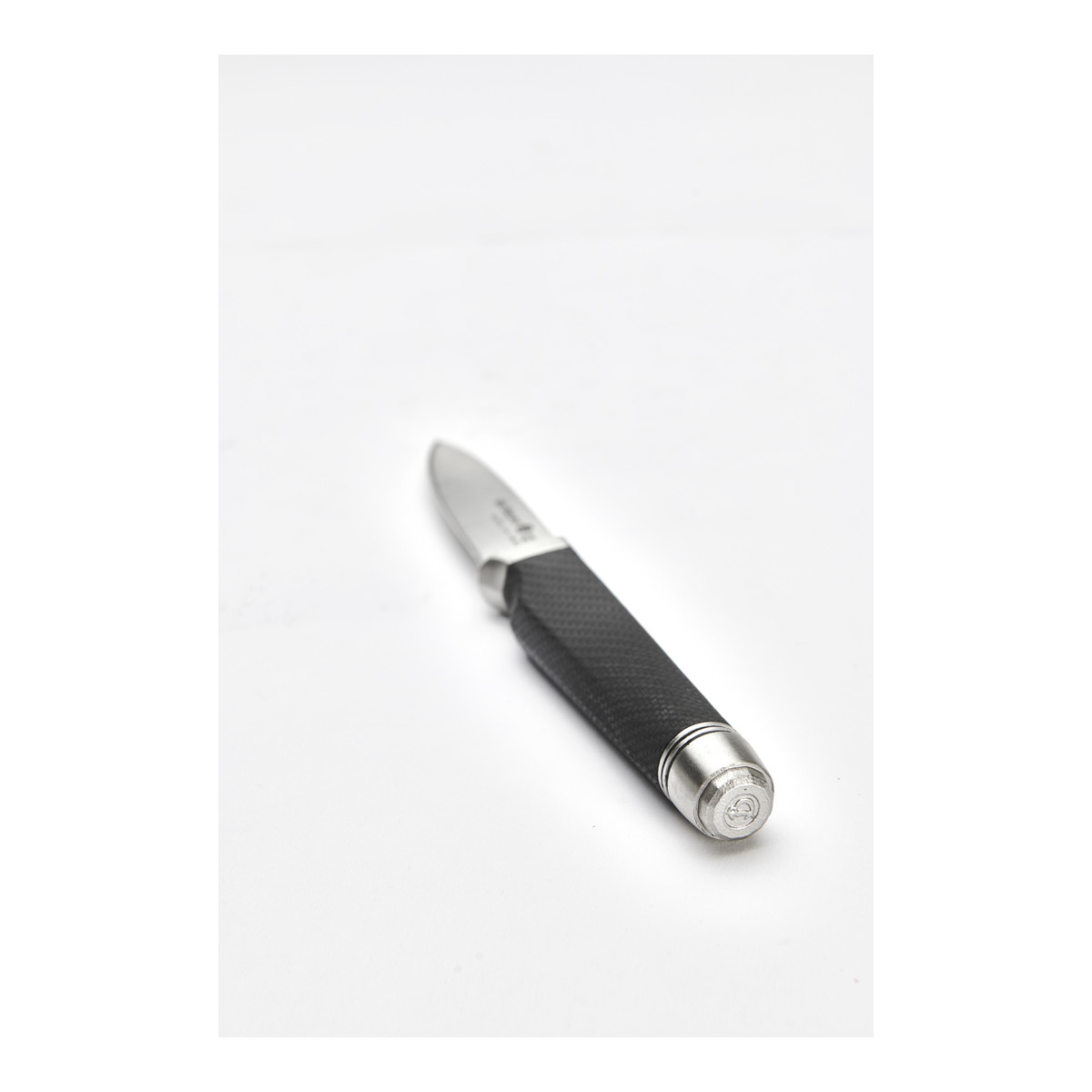 Ein kleines, geschlossenes Taschenmesser mit silberner Klinge und schwarzem, strukturiertem Griff auf weißem Grund.