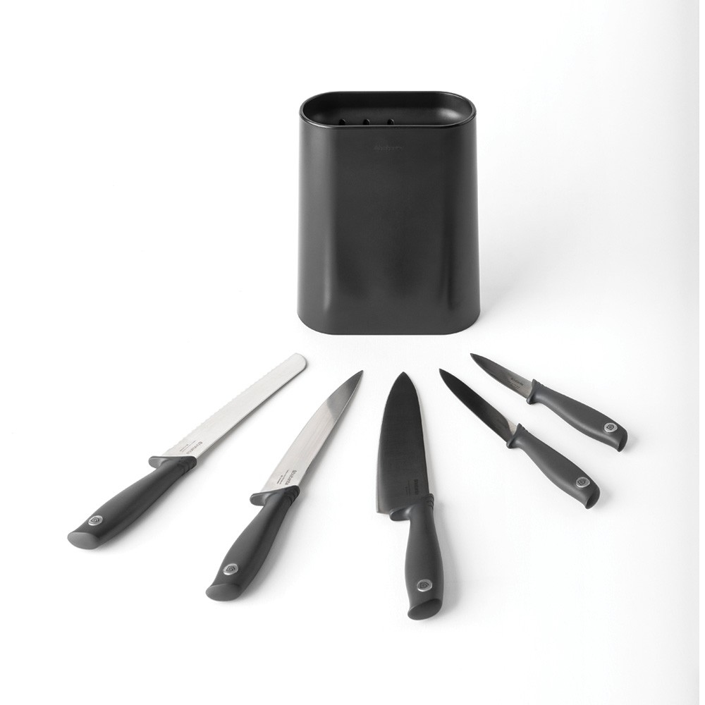 Ein Satz schwarzer Küchenmesser und ein schwarzer Messerblock auf weißer Oberfläche.