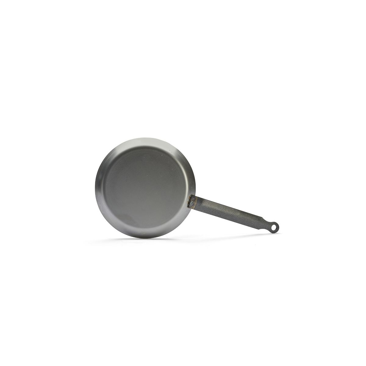 Silberne Pfanne mit schwarzem Griff. Die Pfanne ist auf weißem Hintergrund.